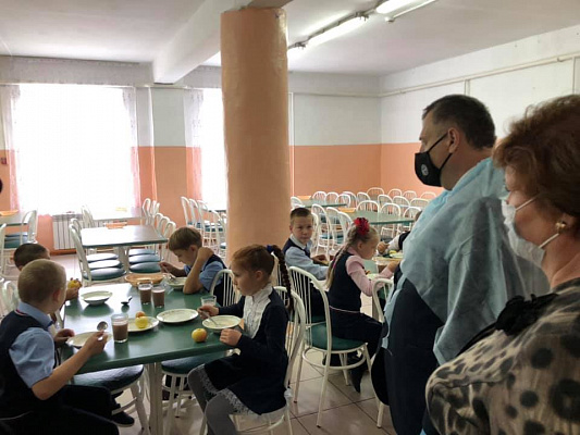 Юрий Швыткин проверил, как организовано горячее питание для школьников 1-4 классов в Березовском районе Красноярского края